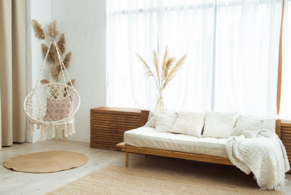 Desain ruang tengah dengan kursi ayunan yang nyaman sebagai spot santai